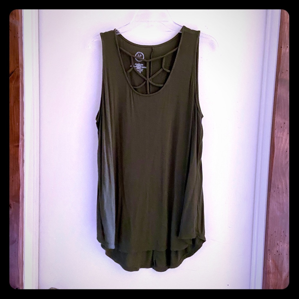 ⭐️Sleeveless Hi-Low Top⭐️